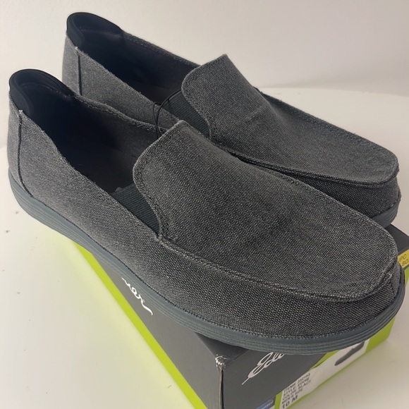 Brand new men’s Eddie Bauer slip on shoes. Full cushioned footbed. main image 5